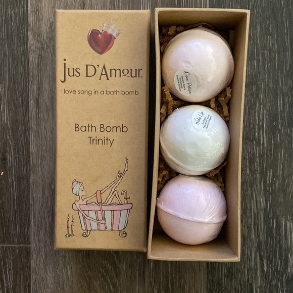 NEW Jus D’Amour Bath Bomb Trinity Love Song in a Bath Bomb - Picture 1 of 4